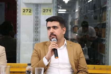 امین ربانیان در حال سخنرانی در یک نشست